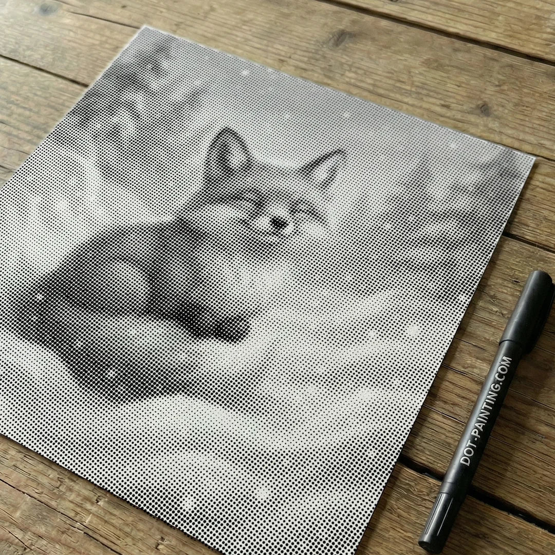 Räv som leker i snöprickmålningen